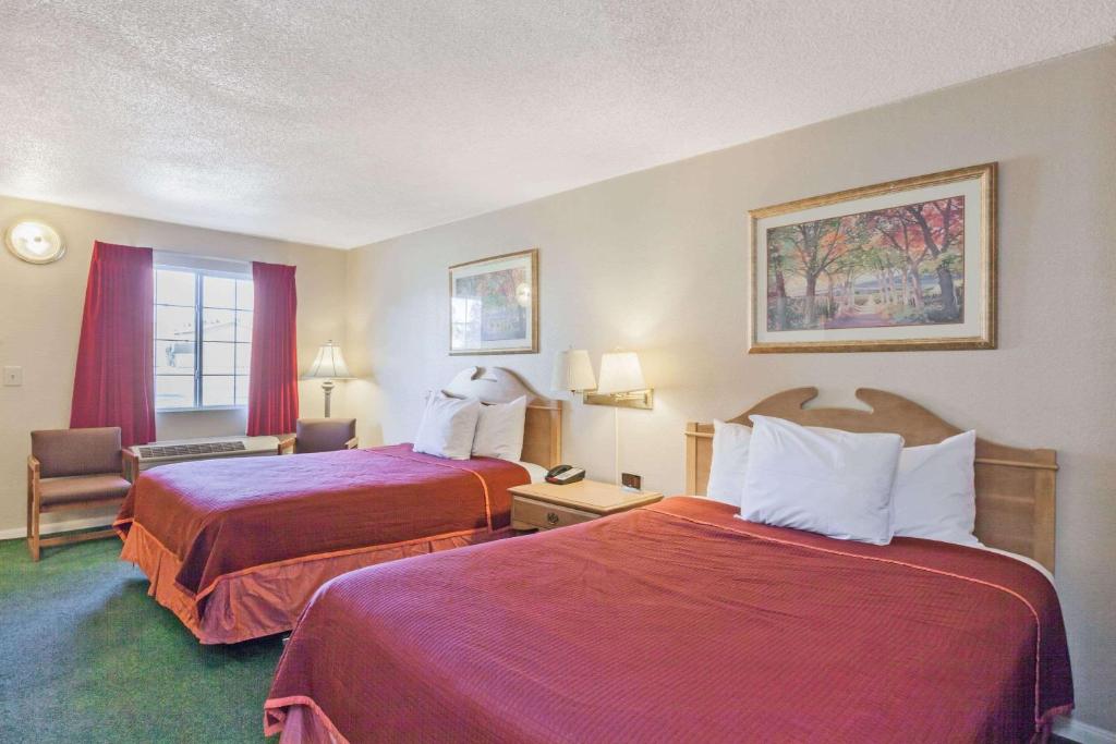 Howard Johnson by Wyndham Bakersfield image 10