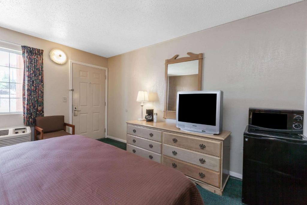 Howard Johnson by Wyndham Bakersfield image 11