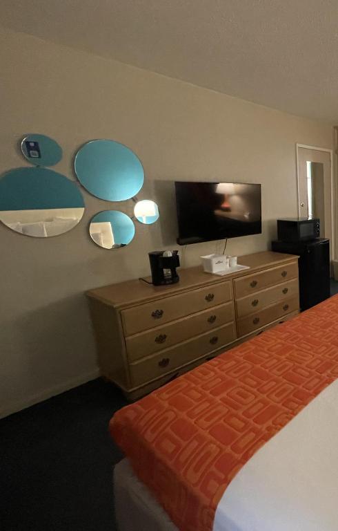 Howard Johnson by Wyndham Bakersfield image 14