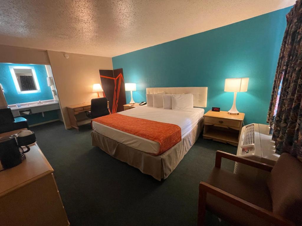 Howard Johnson by Wyndham Bakersfield image 16