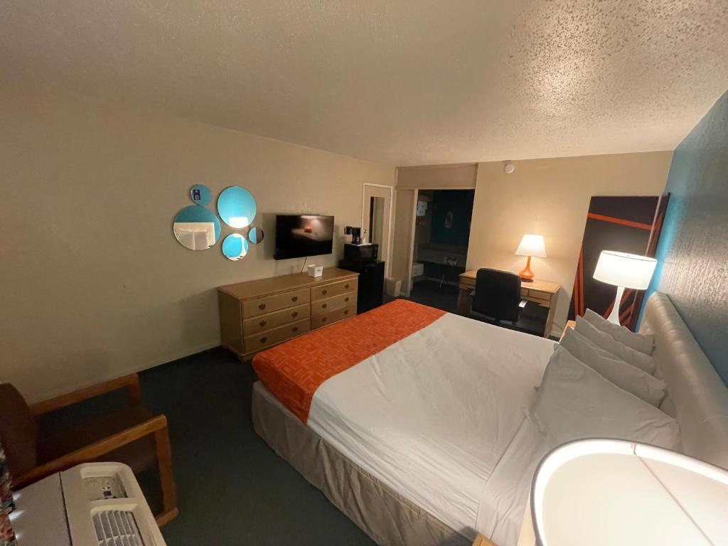 Howard Johnson by Wyndham Bakersfield image 17
