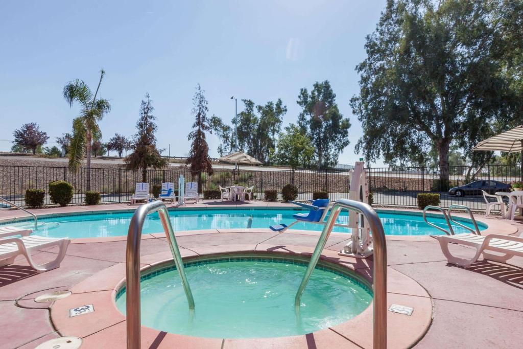 Howard Johnson by Wyndham Bakersfield image 7
