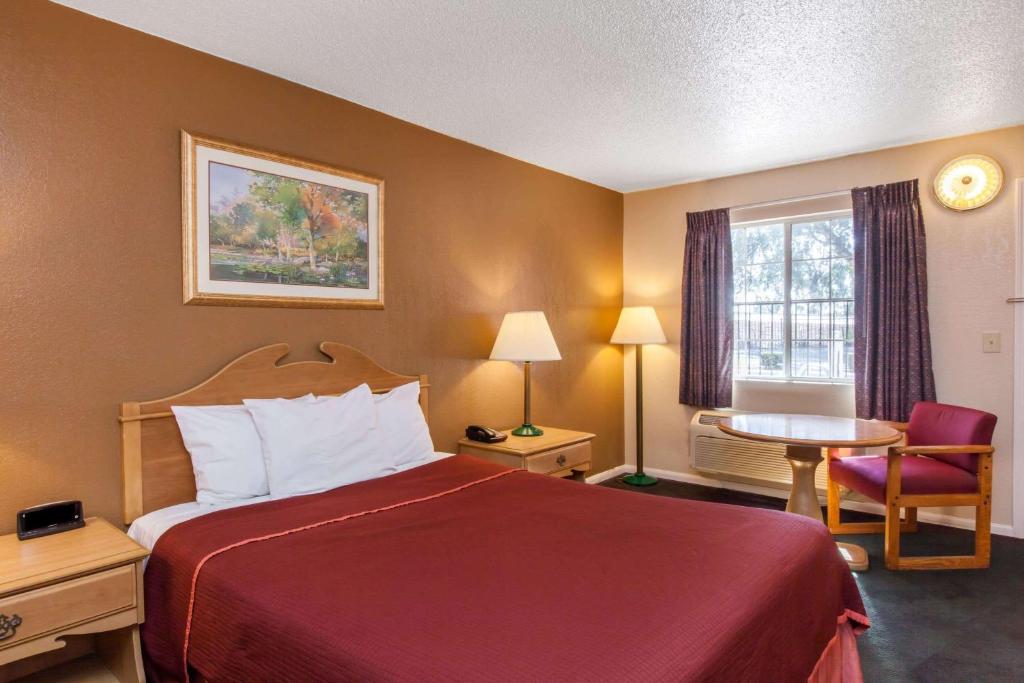 Howard Johnson by Wyndham Bakersfield image 9
